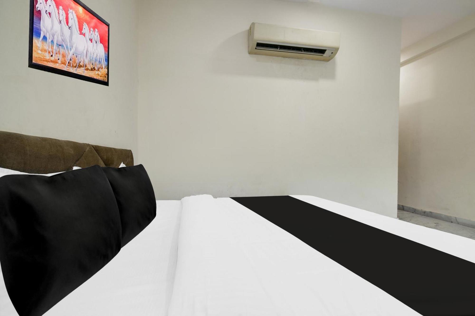 Hotel O Ujjain Near Hari Fatak Buitenkant foto