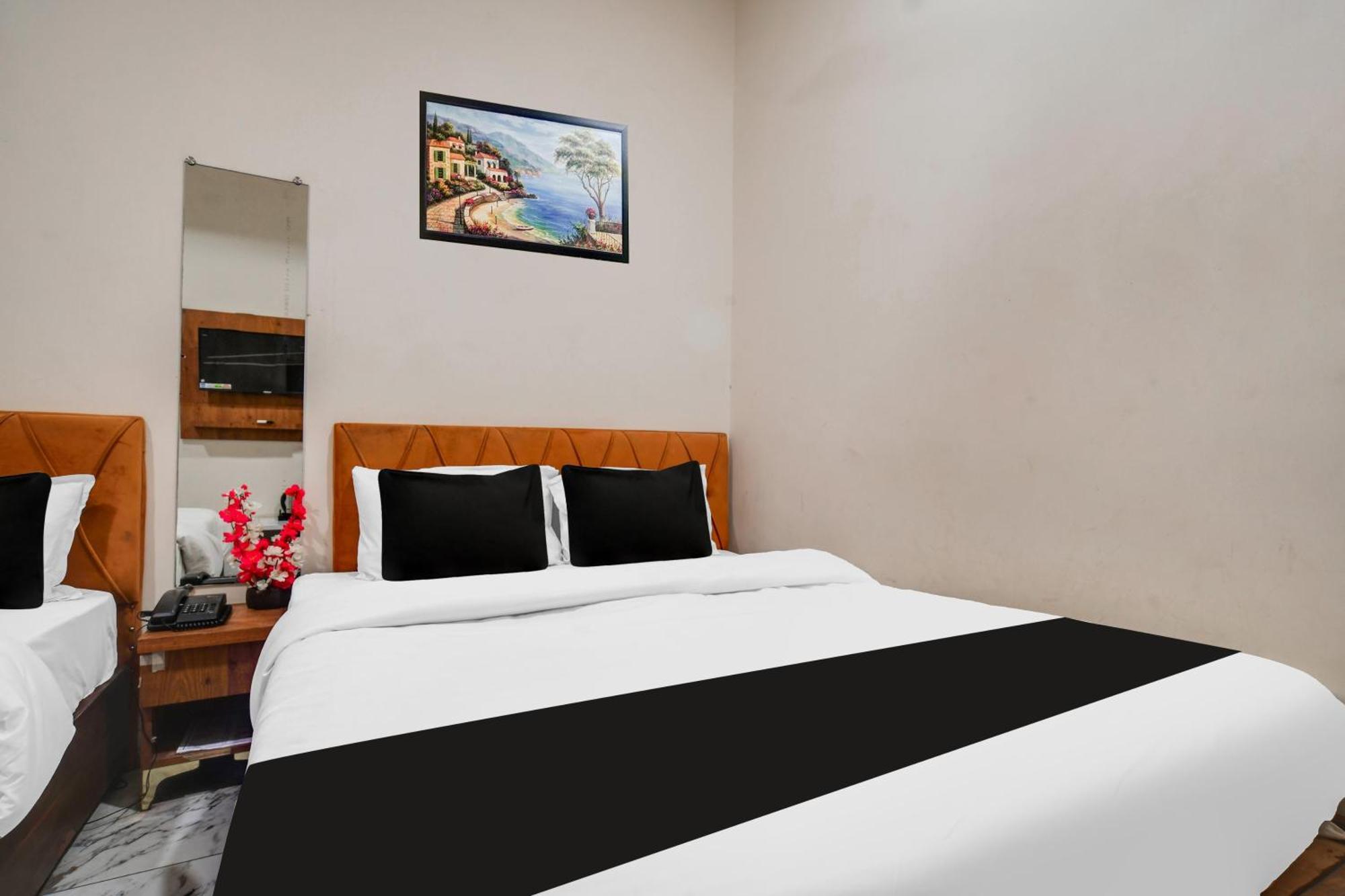 Hotel O Ujjain Near Hari Fatak Buitenkant foto
