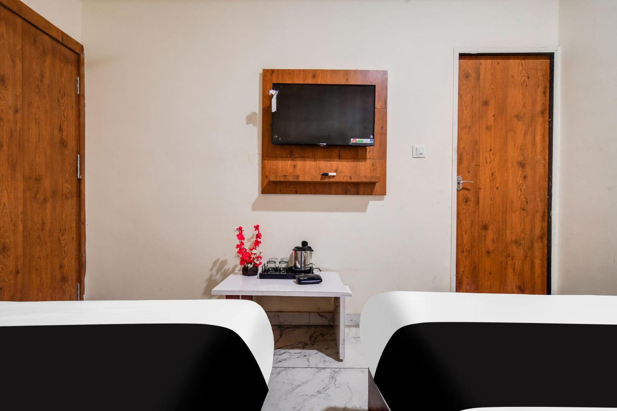 Hotel O Ujjain Near Hari Fatak Buitenkant foto